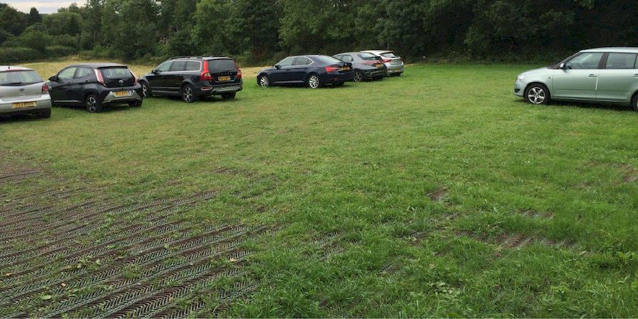 Parkende Autos auf Rasenfläche