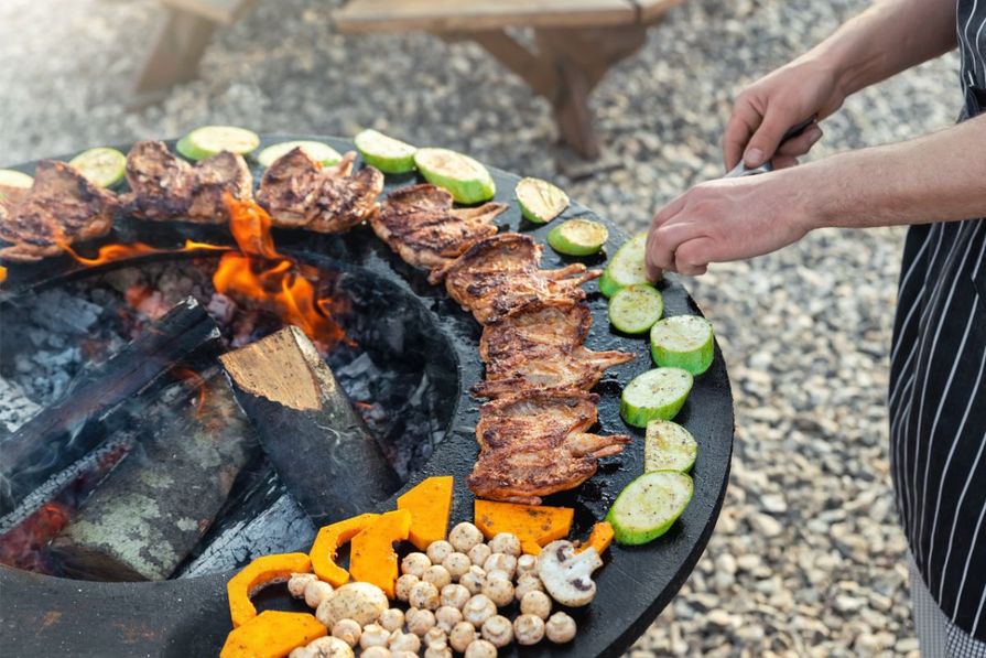 Gemüse und Fleisch auf Feuerschale mit Grillplatte